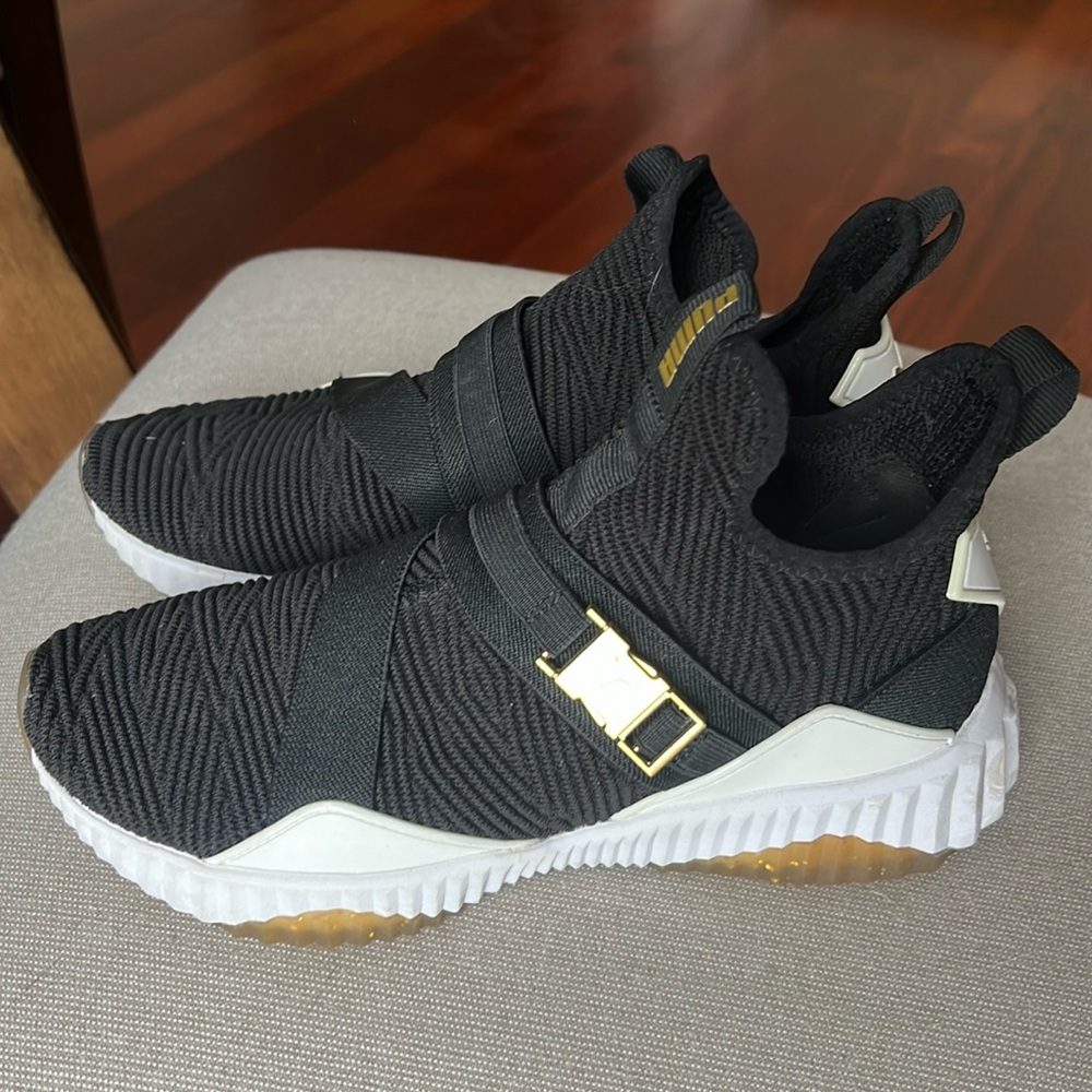 Woman Puma snickers, size 7